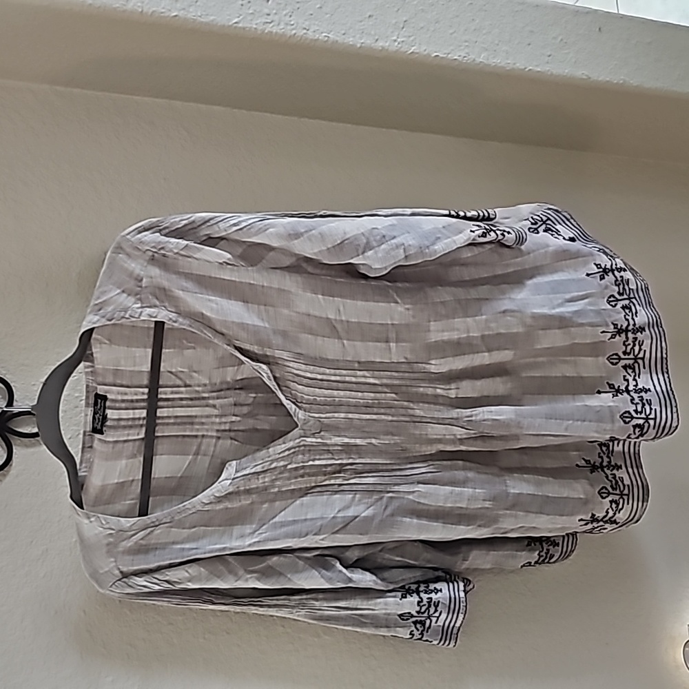 Lucky Brand ladies top..tan with black trim